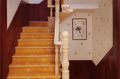 故城中式别墅室内汉白玉石楼梯的定制安装装饰效果